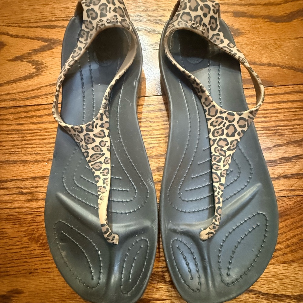 Crocs Leopard Print T-Strap Women's Sandals - Black/Tan